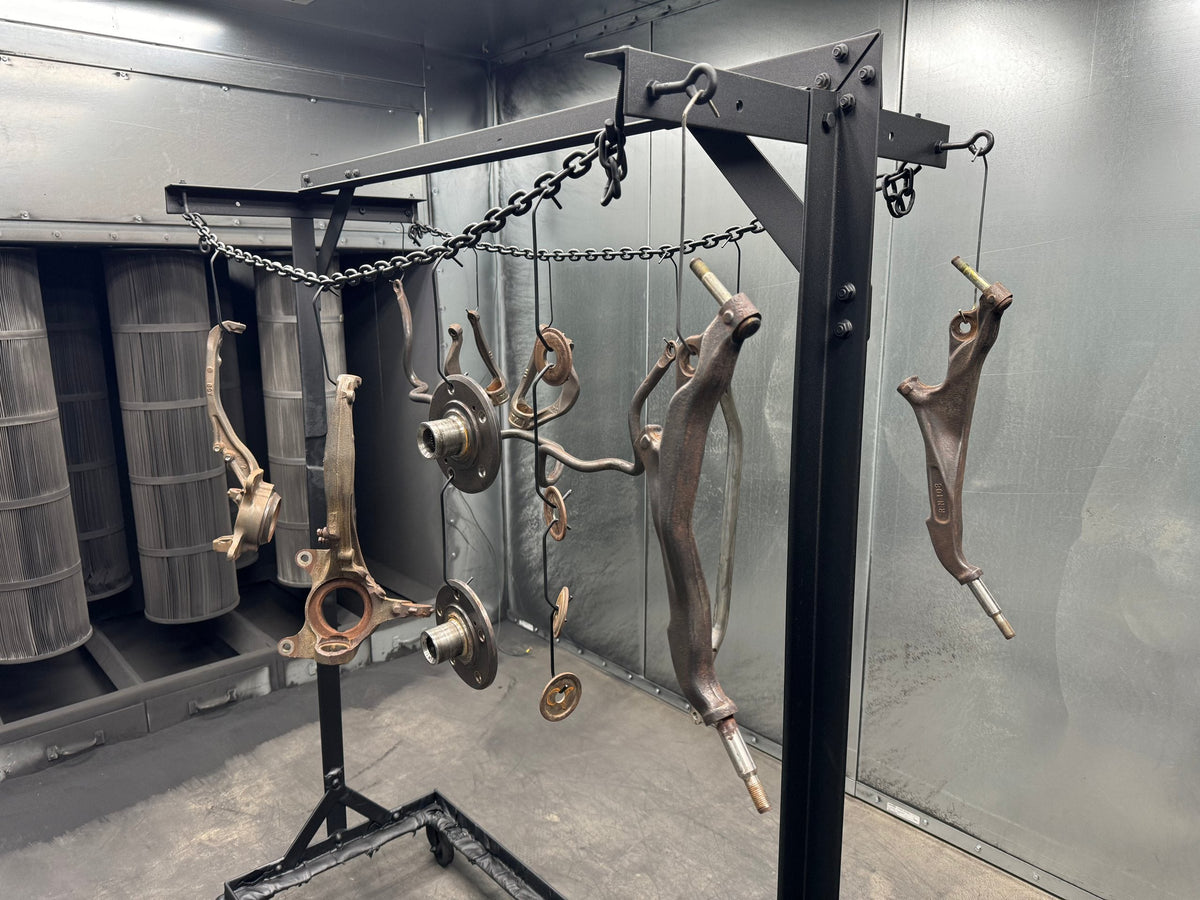 Pièces de suspension en métal nu suspendues avant la peinture en poudre