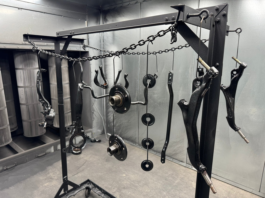 Pièces de suspension peintes en poudre noire sur un support