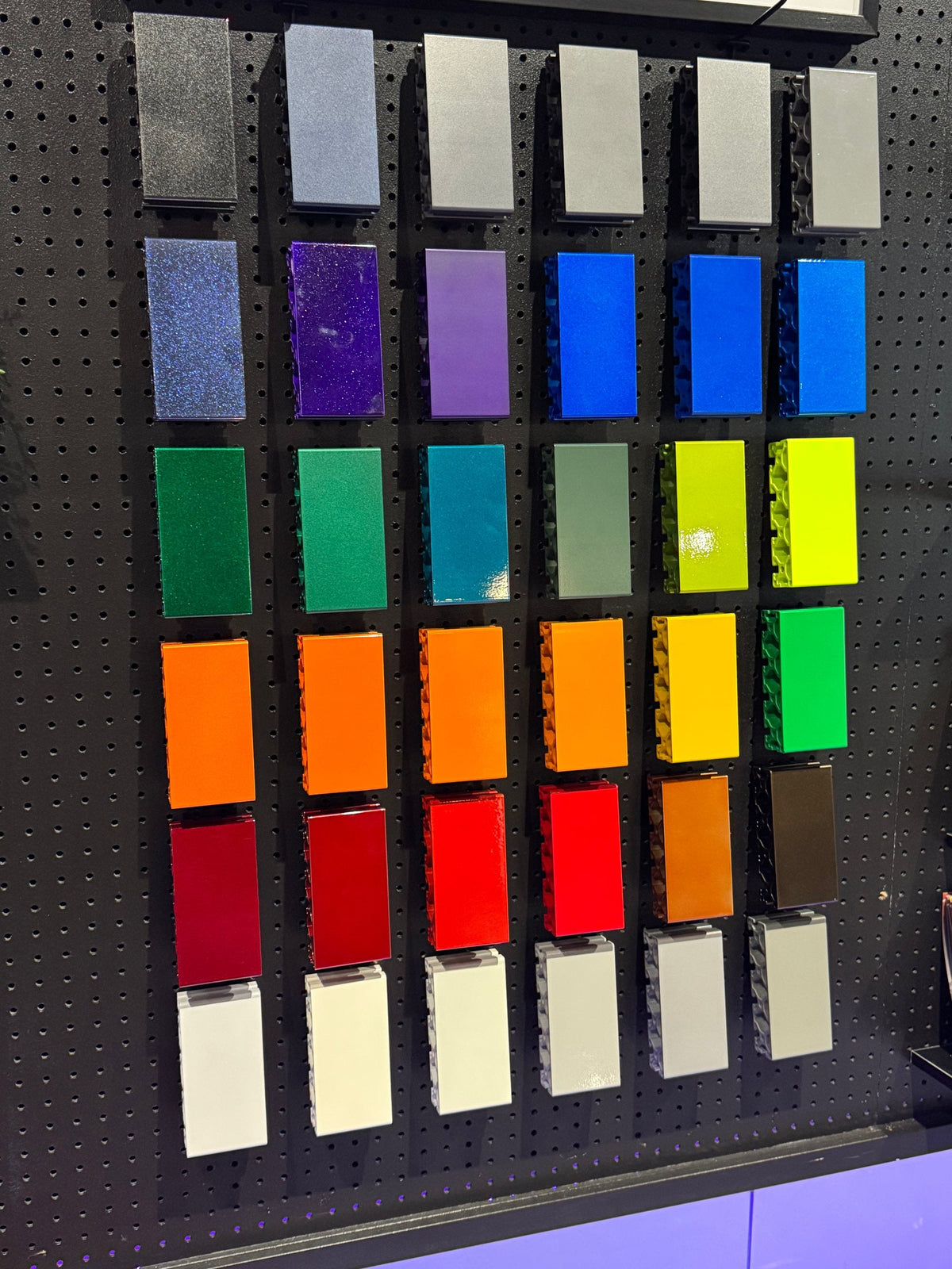 Échantillons de couleurs de peinture en poudre à l’atelier Chromatique